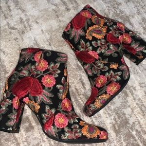 Floral printed ankle booties 🌸